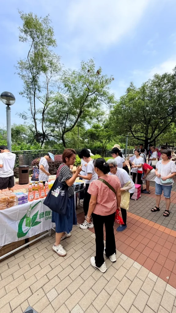 中秋送暖活動現場向街坊派贈月餅
