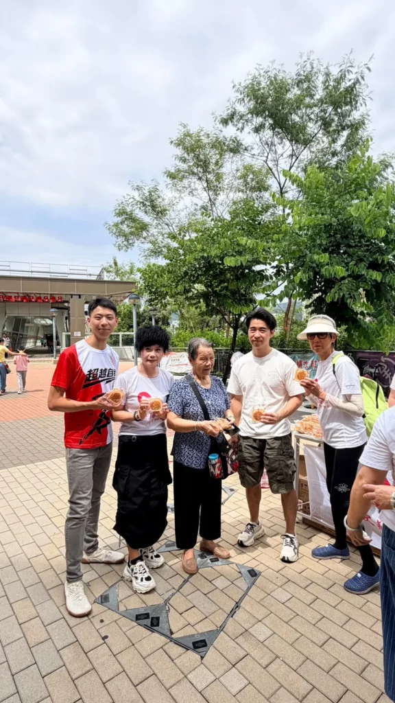 中秋送暖活動義工與長者手持月餅合照