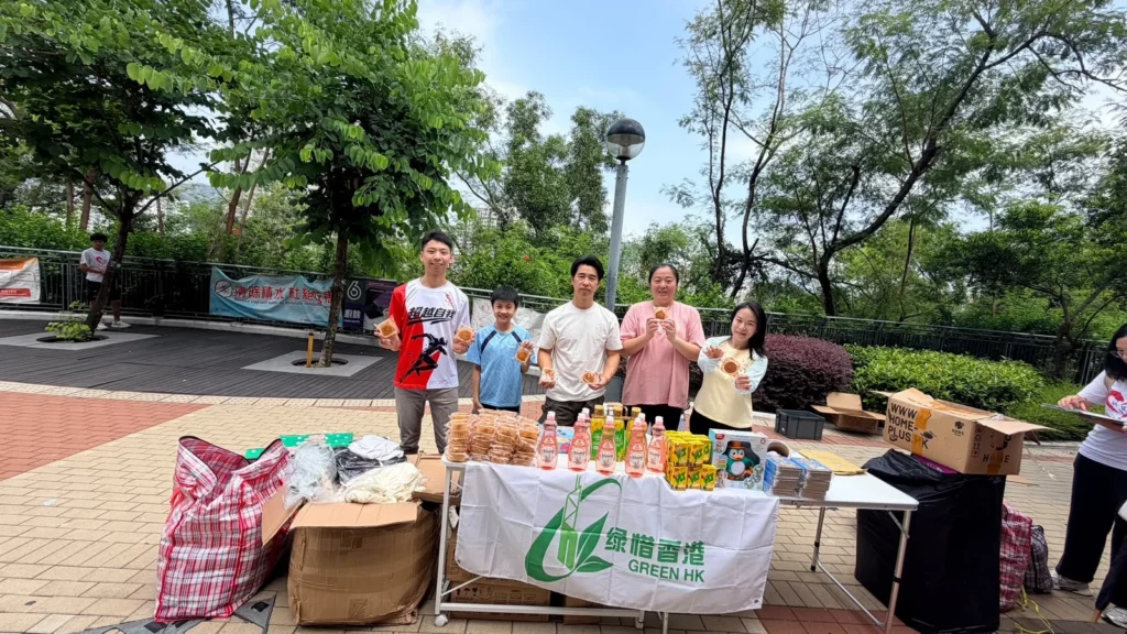 中秋送暖活動義工於綠惜香港攤位前合照
