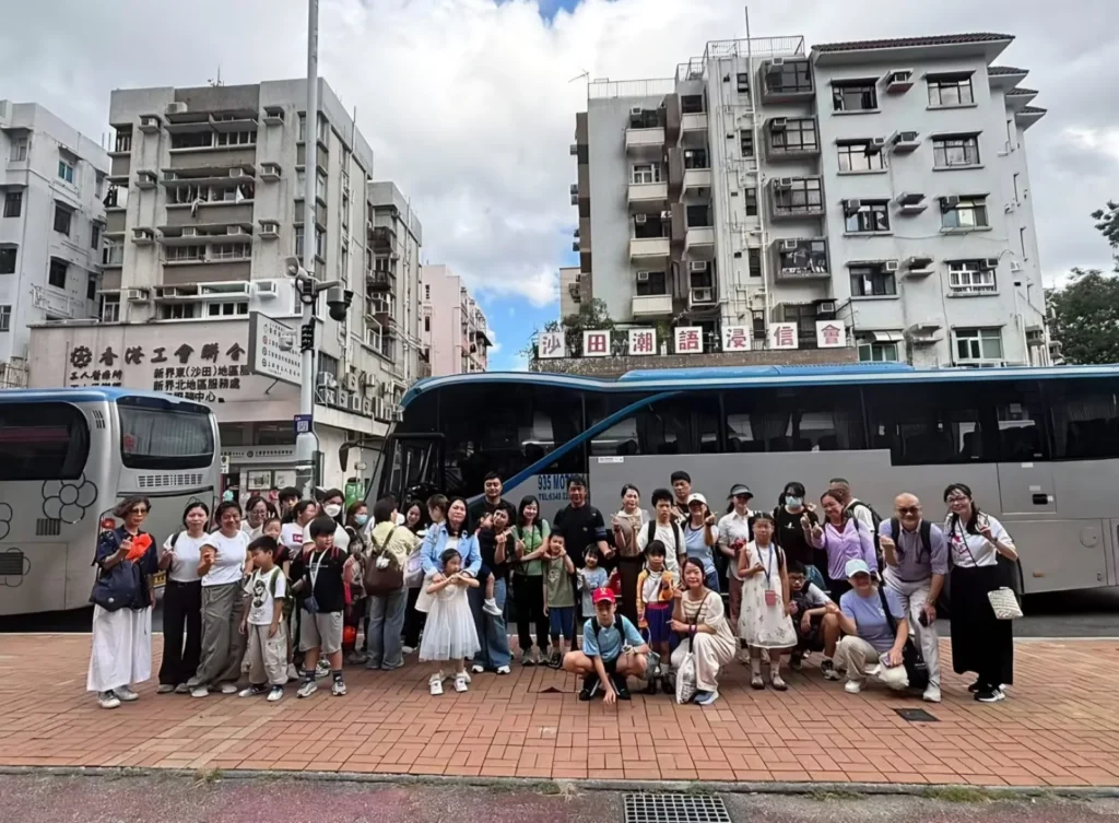 綠惜香港暢遊迪士尼2026，參加者出發前在旅遊巴前大合照